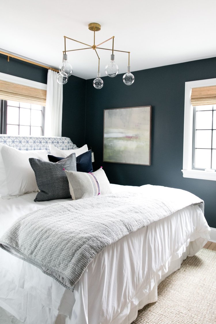 Bold+blue green+bedroom+in+Benjamin+Moores+Newburg+Green+with+fresh+mixed+pillows